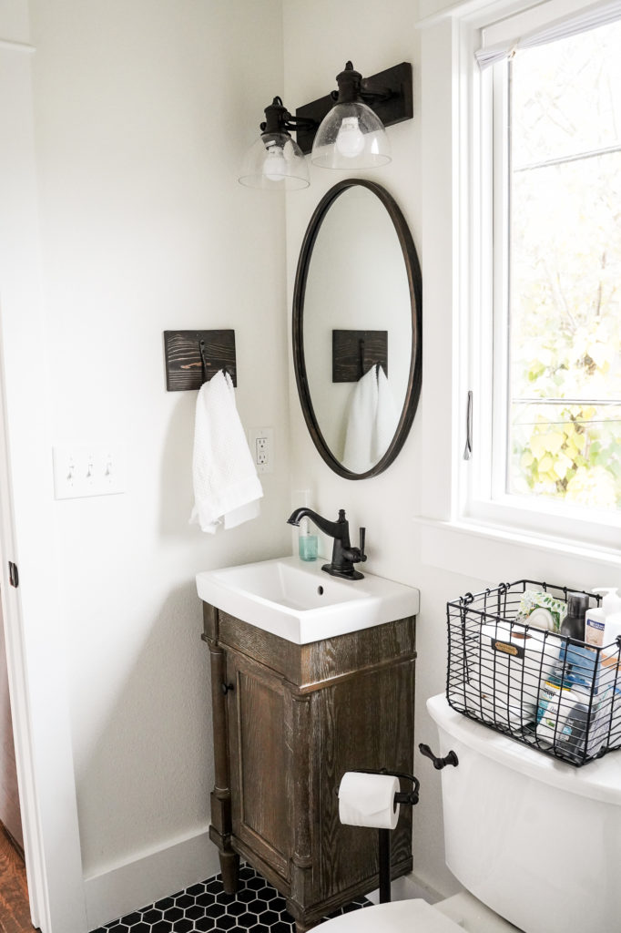 Carriage House Bath - Small craftsman bathroom